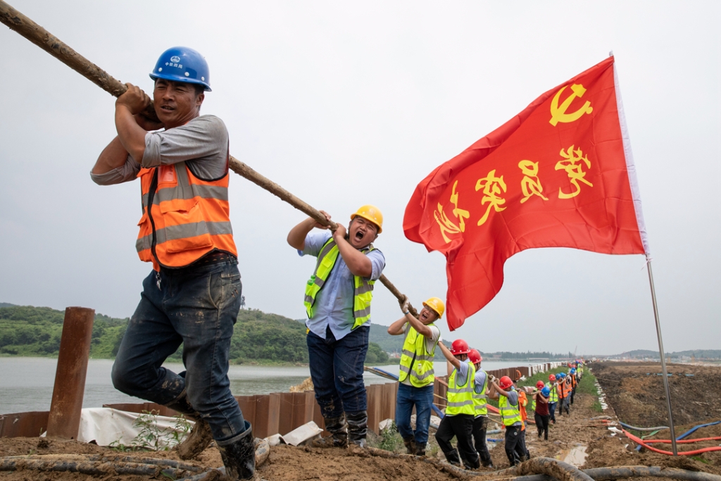 2019年6月21日，蘇錫常太湖隧道工地架設(shè)萬伏電纜，黨員突擊隊在施工現(xiàn)場。